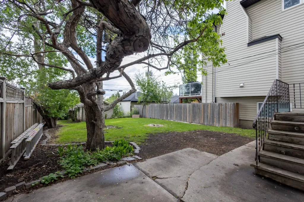 2452 28 Avenue SW Calgary AB T2T 1K9