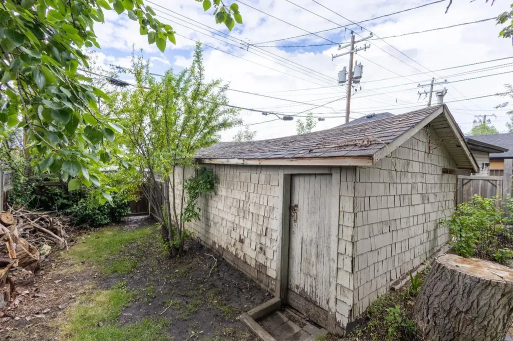2452 28 Avenue SW Calgary AB T2T 1K9