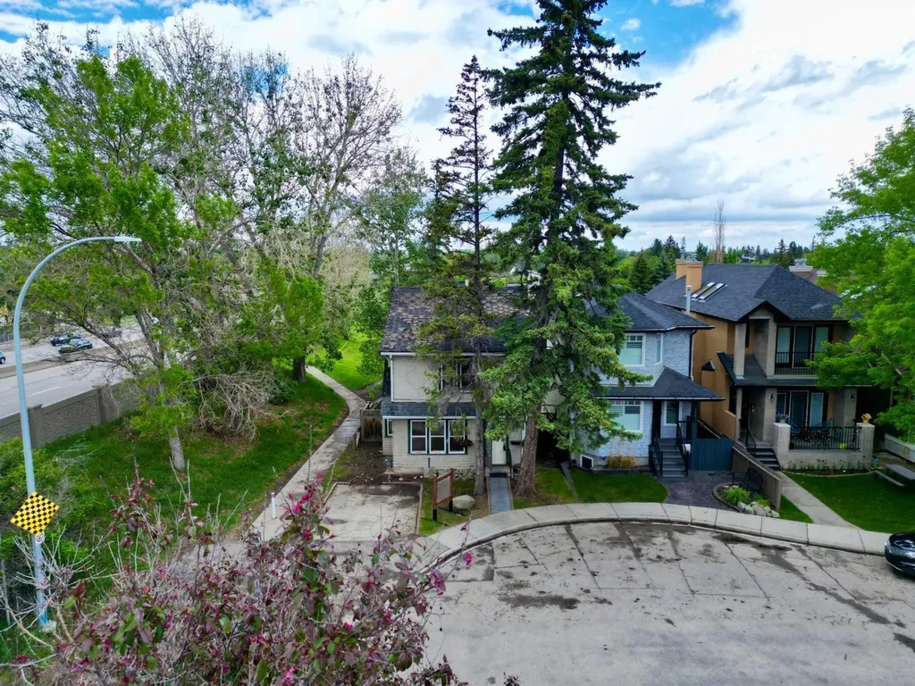 2452 28 Avenue SW Calgary AB T2T 1K9