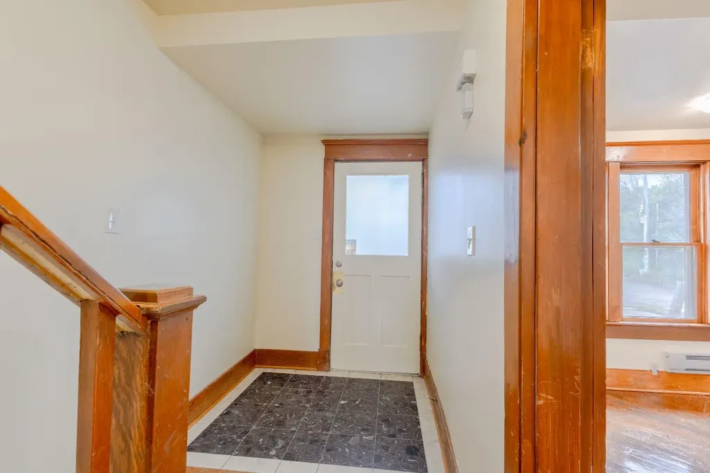 2452 28 Avenue SW Calgary AB T2T 1K9