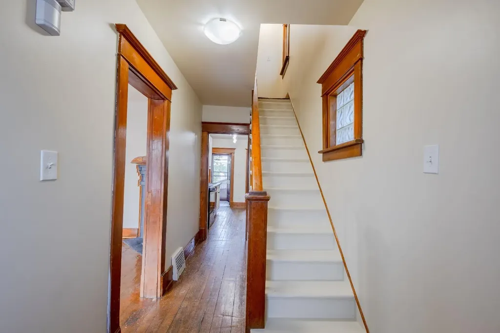 2452 28 Avenue SW Calgary AB T2T 1K9