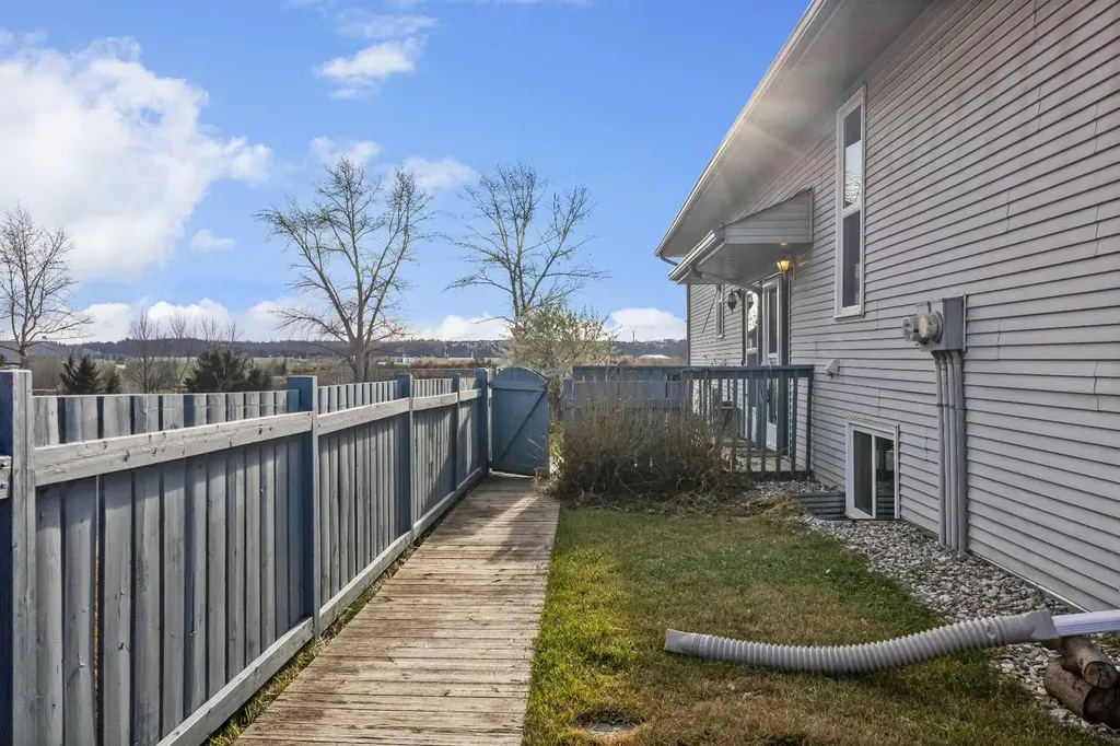 532 First Street Street E Cochrane AB T4C 1C5