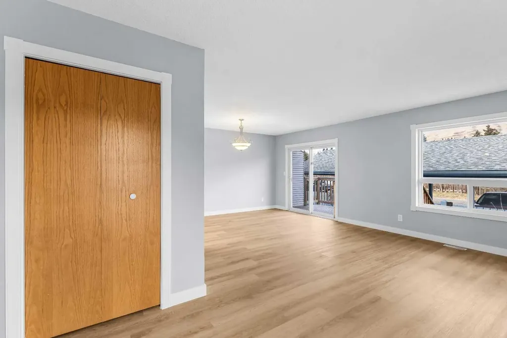 532 First Street Street E Cochrane AB T4C 1C5