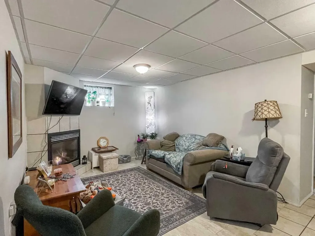26 Moberly Crescent Fort Mcmurray AB T9H 1G9