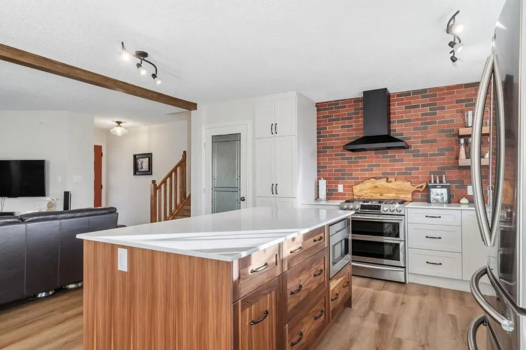 33 Carolina Drive Cochrane AB T4C1C4