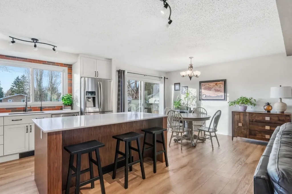 33 Carolina Drive Cochrane AB T4C1C4