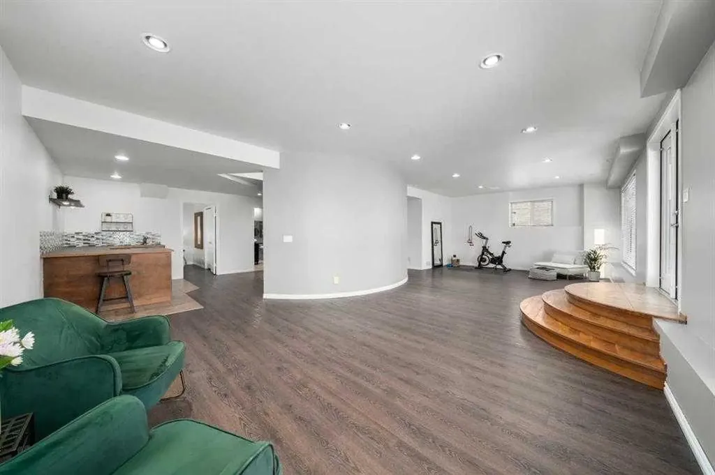 32 Evercreek Bluffs Crescent SW Calgary AB T2Y 4P3