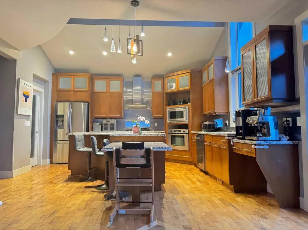 32 Evercreek Bluffs Crescent SW Calgary AB T2Y 4P3