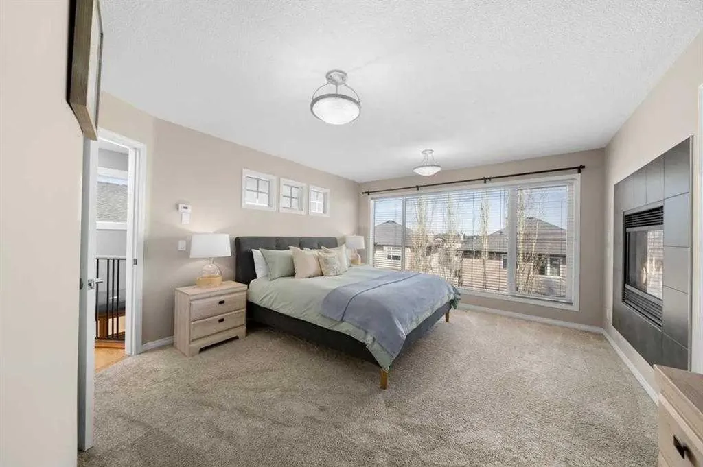 32 Evercreek Bluffs Crescent SW Calgary AB T2Y 4P3