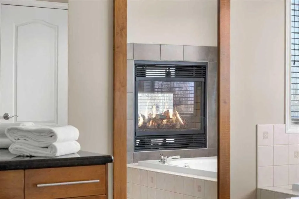 32 Evercreek Bluffs Crescent SW Calgary AB T2Y 4P3