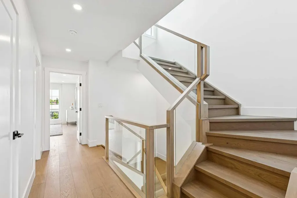 1527 29 Avenue SW Calgary AB T2T 1M4