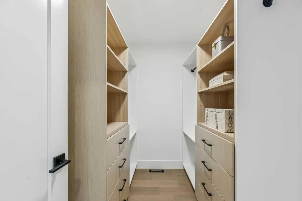 1527 29 Avenue SW Calgary AB T2T 1M4