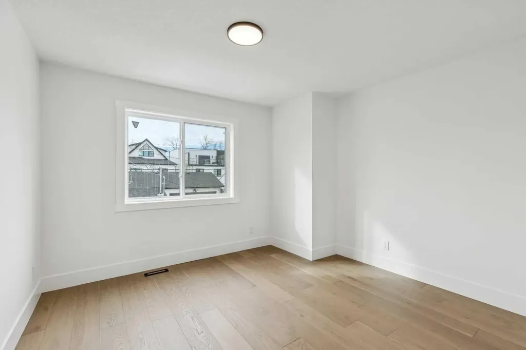 1527 29 Avenue SW Calgary AB T2T 1M4