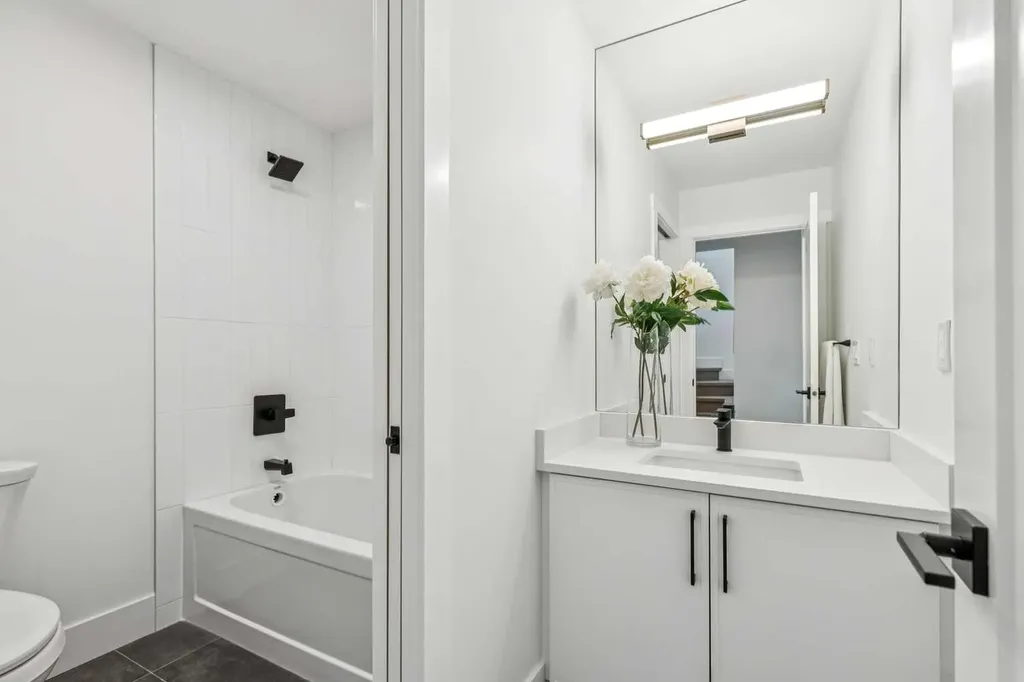 1527 29 Avenue SW Calgary AB T2T 1M4