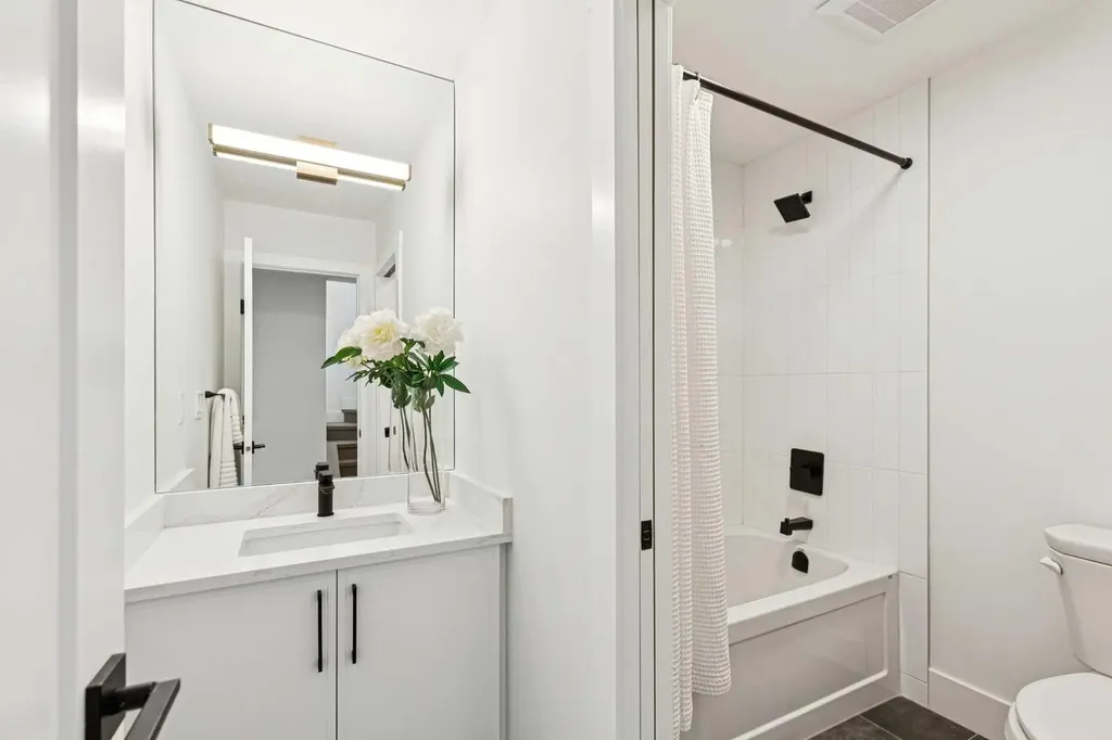 1527 29 Avenue SW Calgary AB T2T 1M4