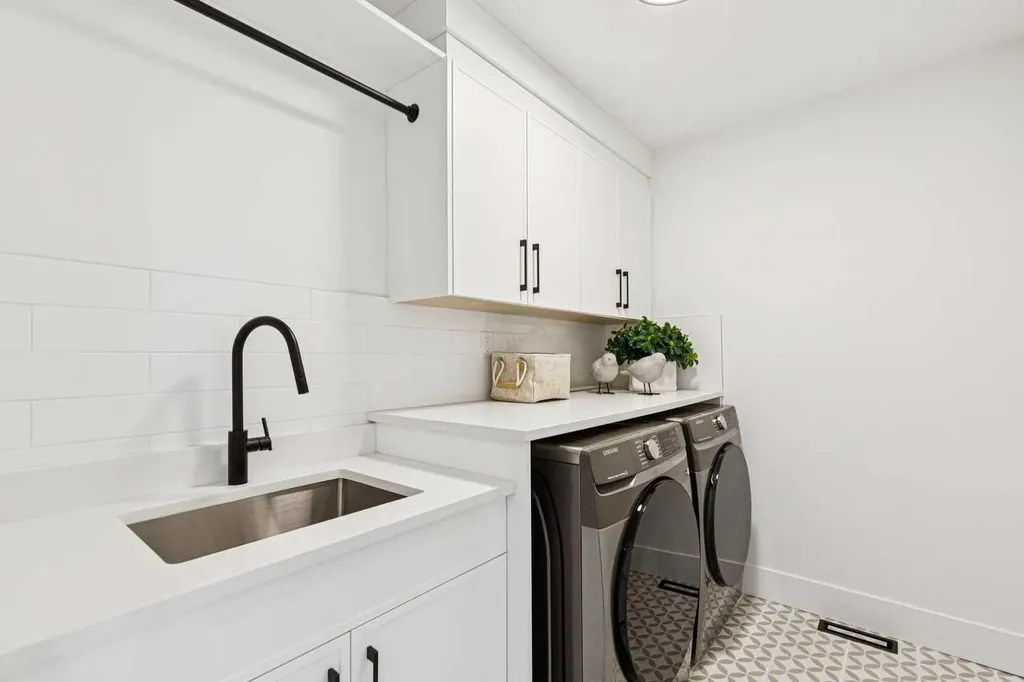 1527 29 Avenue SW Calgary AB T2T 1M4