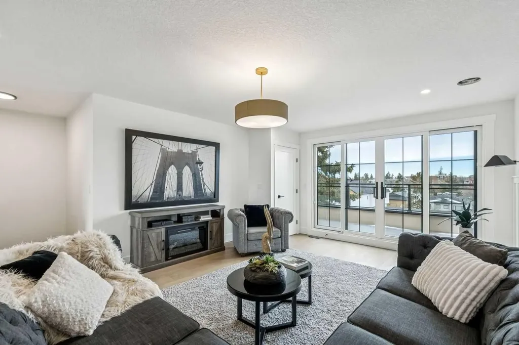 1527 29 Avenue SW Calgary AB T2T 1M4