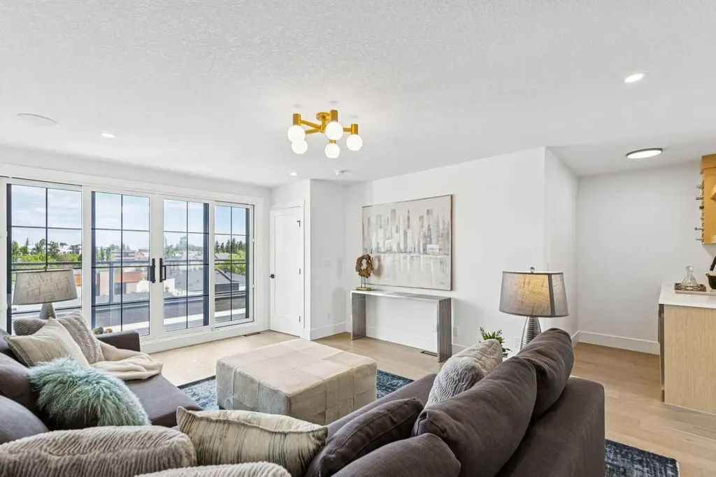1527 29 Avenue SW Calgary AB T2T 1M4