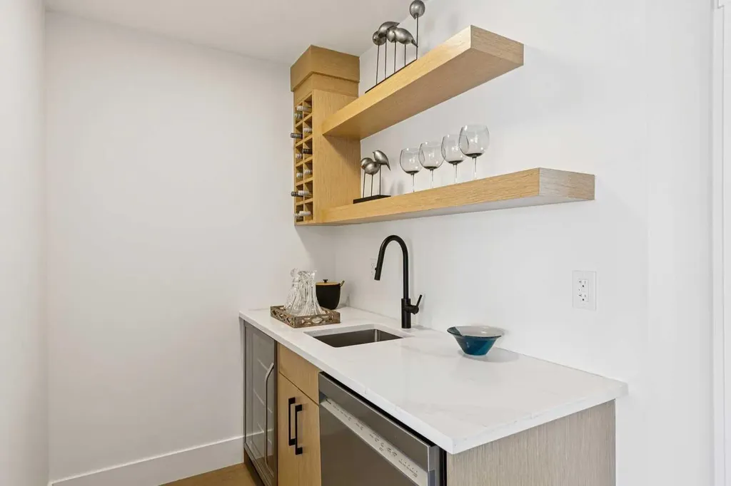 1527 29 Avenue SW Calgary AB T2T 1M4