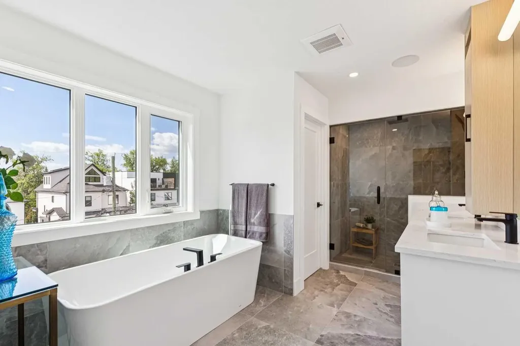 1527 29 Avenue SW Calgary AB T2T 1M4