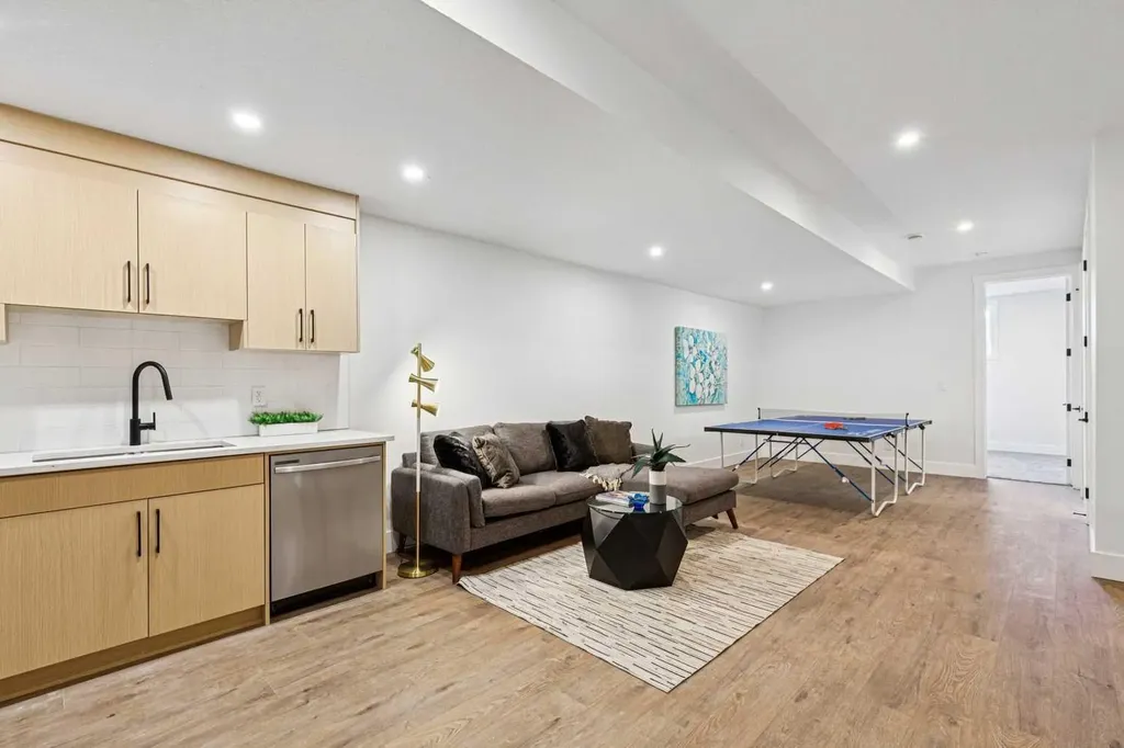 1527 29 Avenue SW Calgary AB T2T 1M4