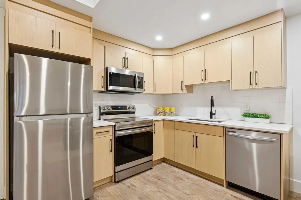 1527 29 Avenue SW Calgary AB T2T 1M4