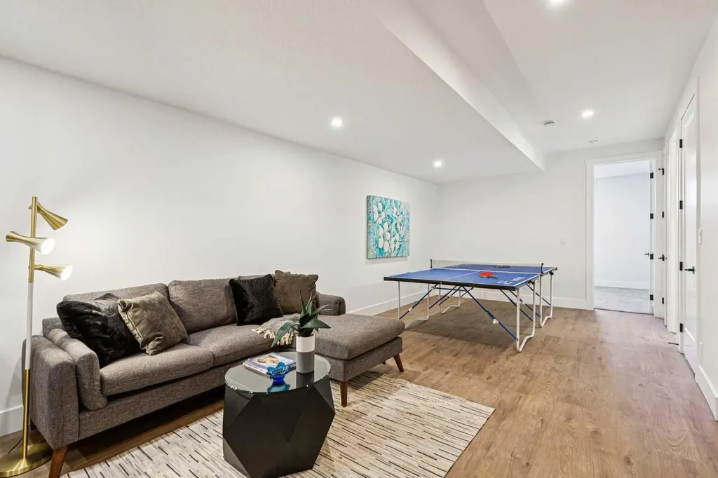 1527 29 Avenue SW Calgary AB T2T 1M4
