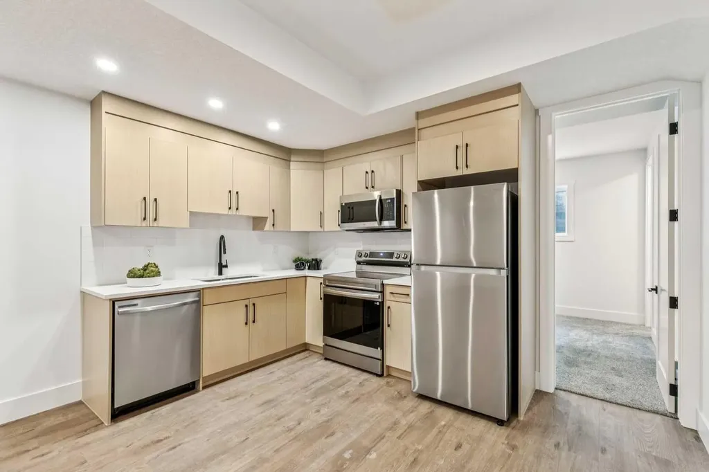 1527 29 Avenue SW Calgary AB T2T 1M4