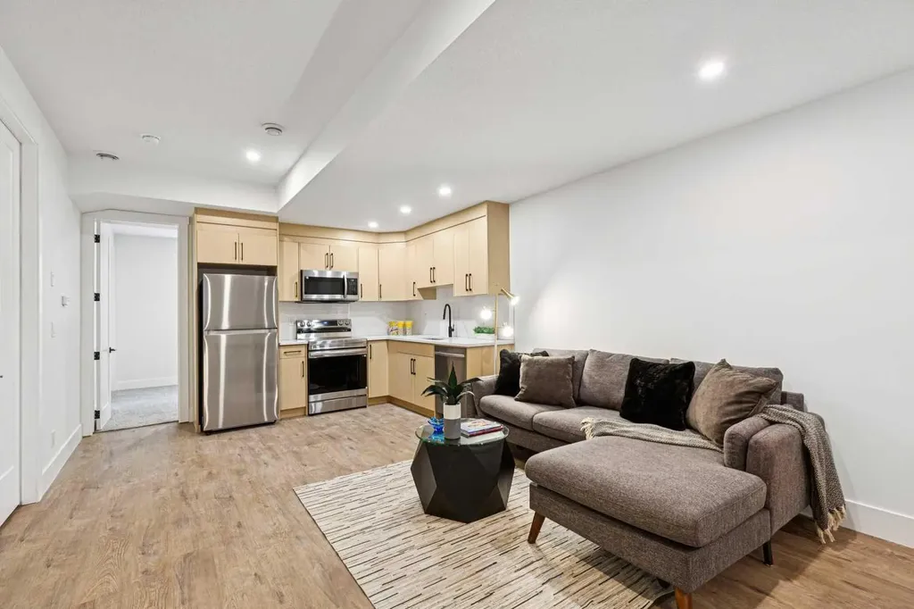 1527 29 Avenue SW Calgary AB T2T 1M4
