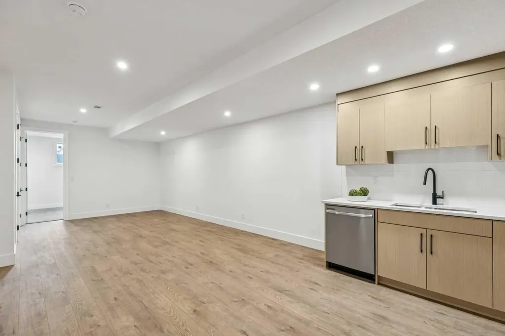 1527 29 Avenue SW Calgary AB T2T 1M4