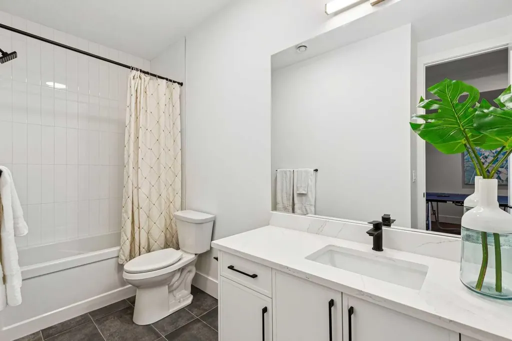 1527 29 Avenue SW Calgary AB T2T 1M4