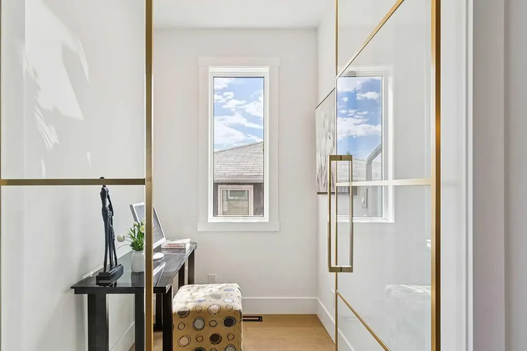 1527 29 Avenue SW Calgary AB T2T 1M4