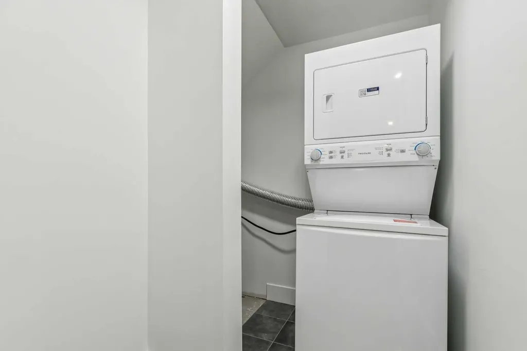 1527 29 Avenue SW Calgary AB T2T 1M4