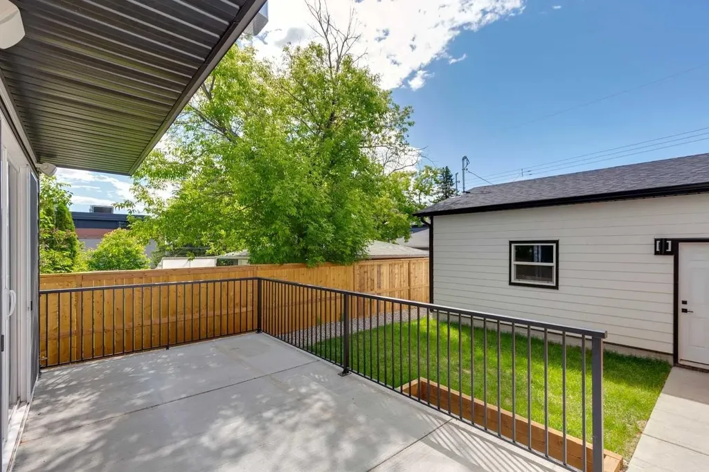 1527 29 Avenue SW Calgary AB T2T 1M4
