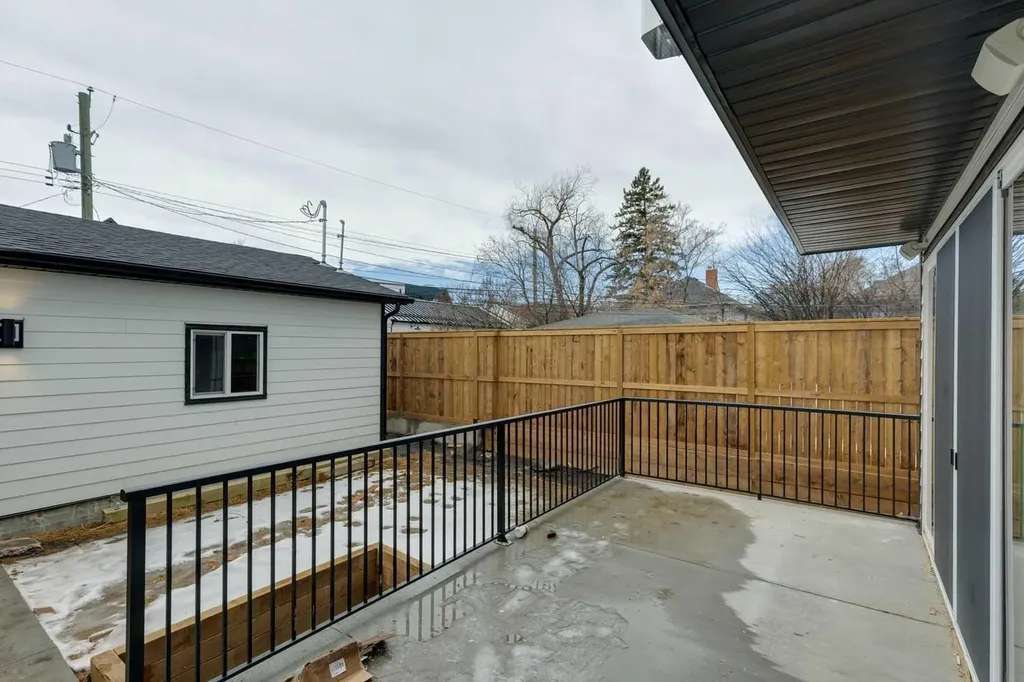1527 29 Avenue SW Calgary AB T2T 1M4