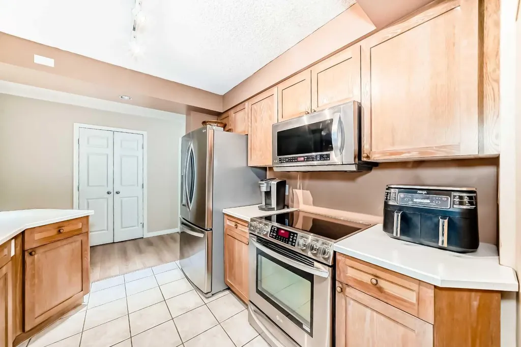 659 4 Avenue NE Calgary AB T2E 0J9