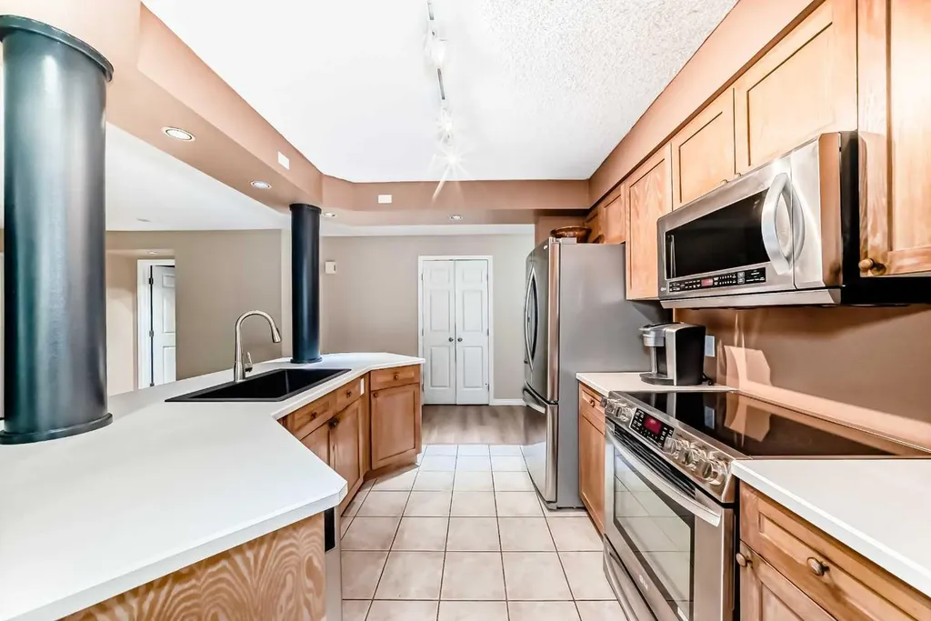 659 4 Avenue NE Calgary AB T2E 0J9