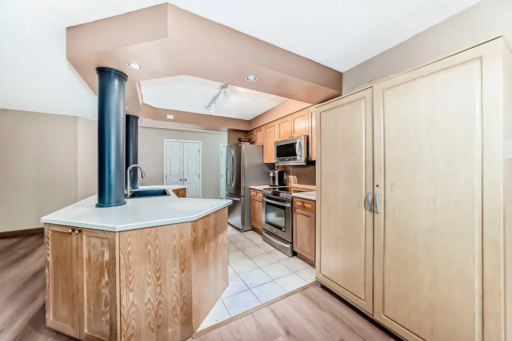 659 4 Avenue NE Calgary AB T2E 0J9