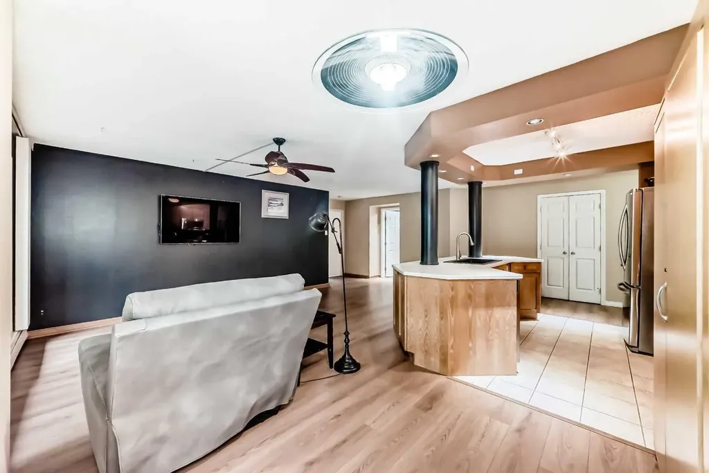 659 4 Avenue NE Calgary AB T2E 0J9