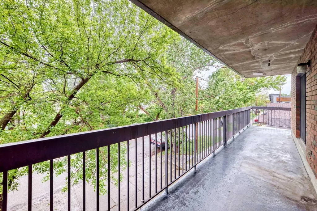 659 4 Avenue NE Calgary AB T2E 0J9