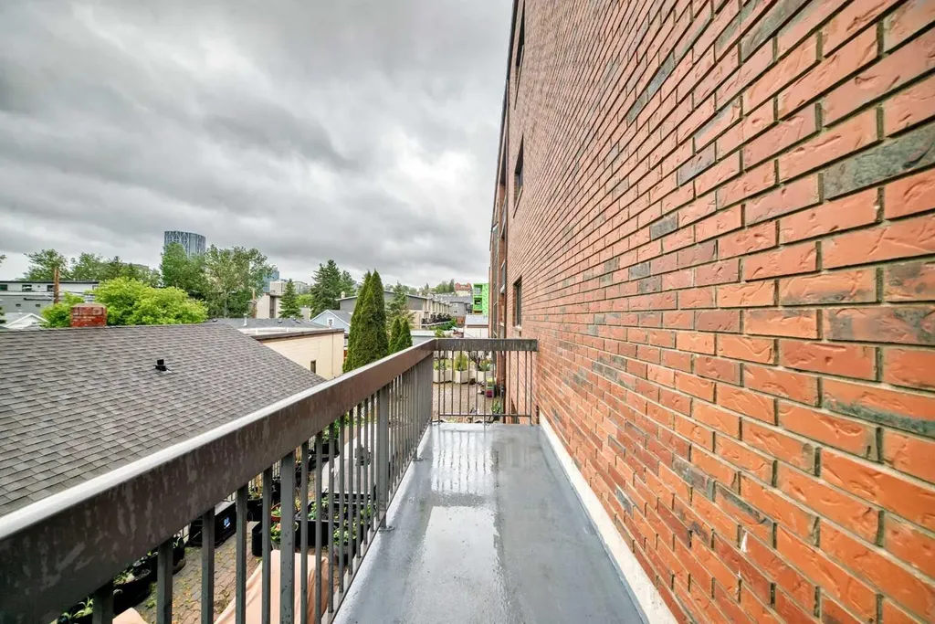659 4 Avenue NE Calgary AB T2E 0J9