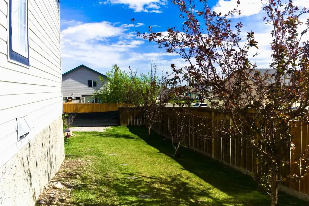 255 Citadel Acres Close NW Calgary AB T3G 5A7