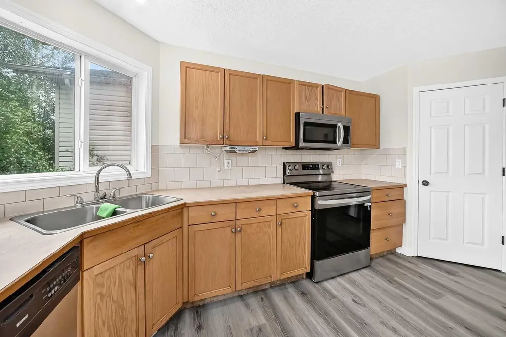 531 Stonegate Road NW Airdrie AB T4B 2Z9
