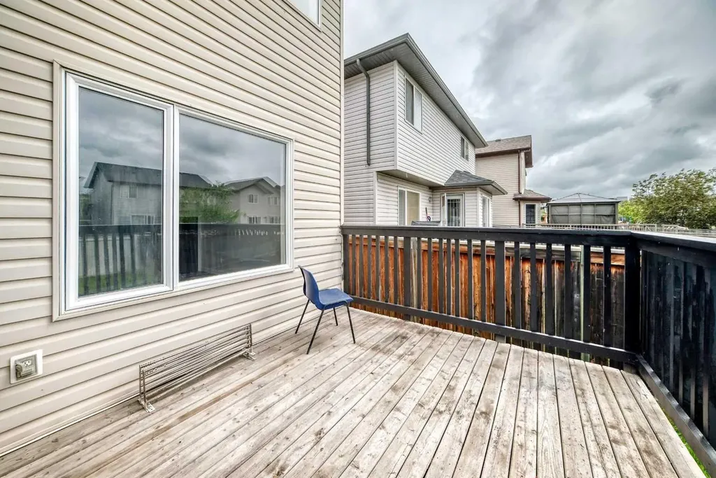 531 Stonegate Road NW Airdrie AB T4B 2Z9
