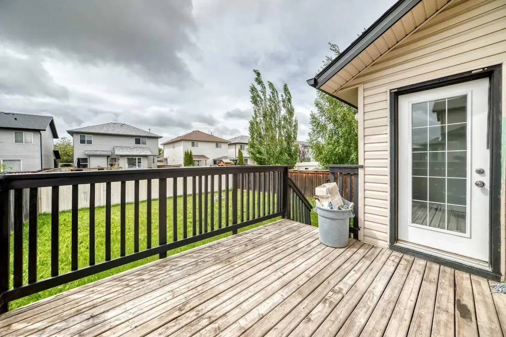 531 Stonegate Road NW Airdrie AB T4B 2Z9