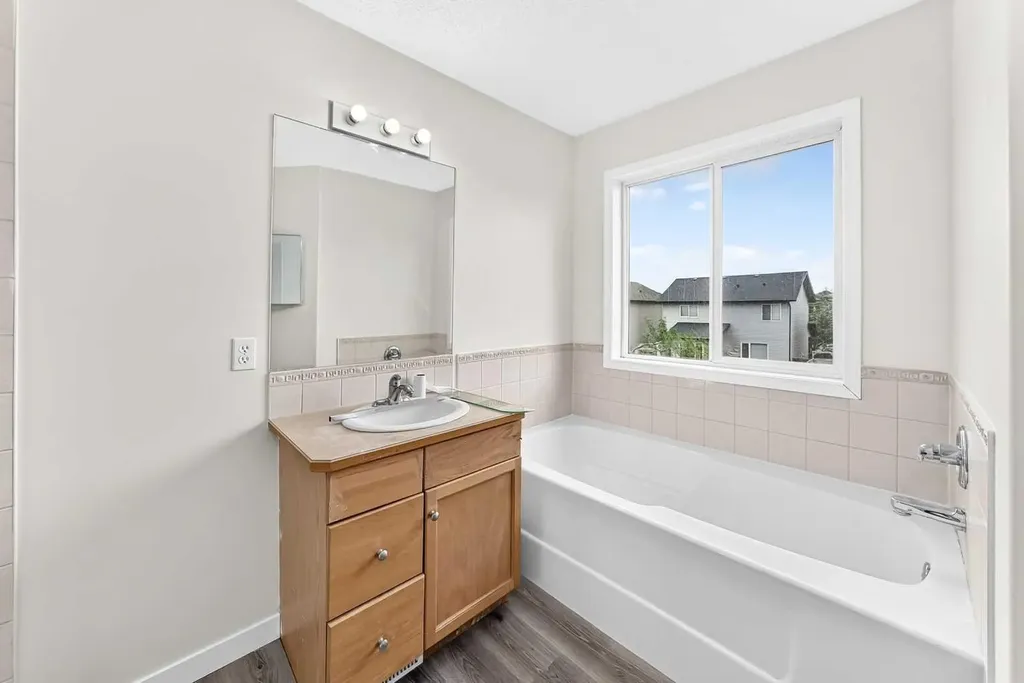 531 Stonegate Road NW Airdrie AB T4B 2Z9