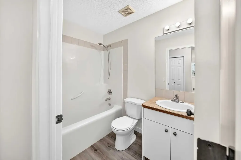 531 Stonegate Road NW Airdrie AB T4B 2Z9