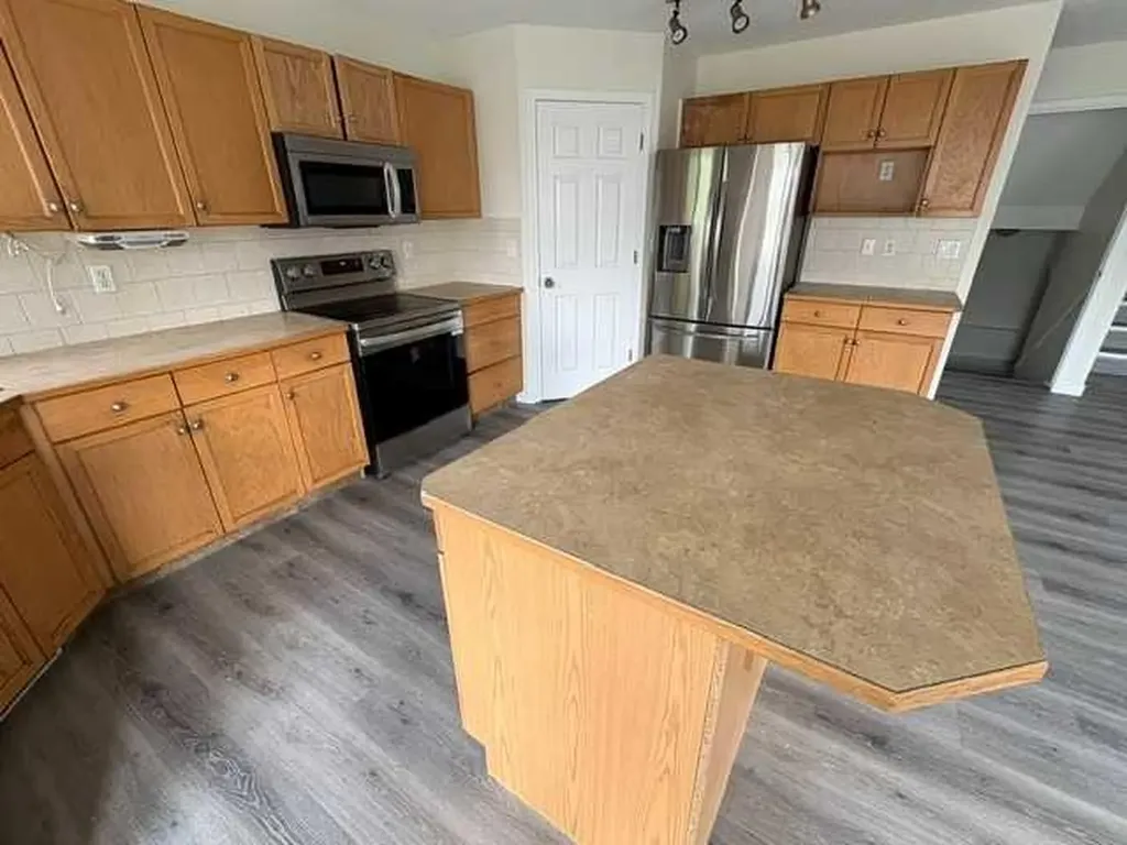 531 Stonegate Road NW Airdrie AB T4B 2Z9