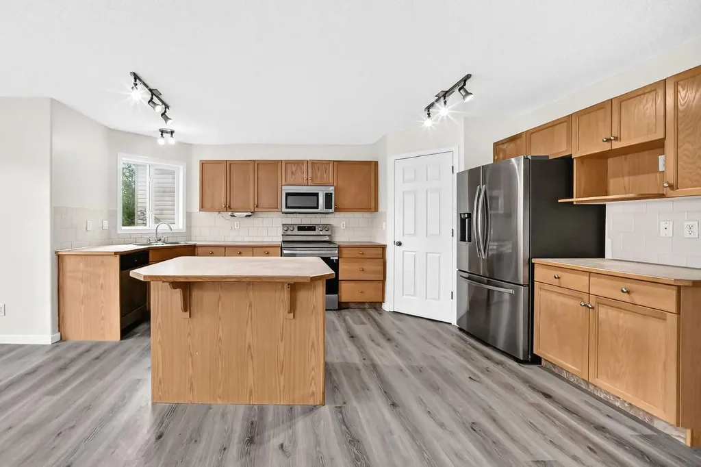 531 Stonegate Road NW Airdrie AB T4B 2Z9