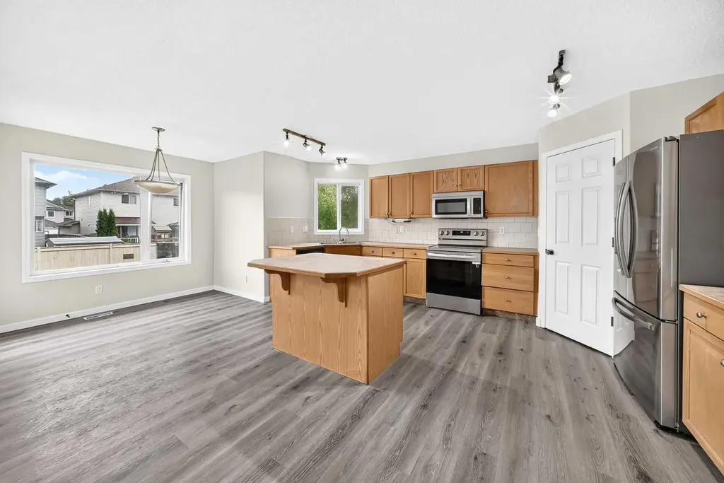 531 Stonegate Road NW Airdrie AB T4B 2Z9